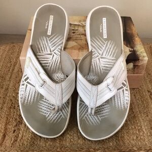 ♥️ Clarks ♥️…Women’s 9…White Brinkley Jazz Women's Sandal/Flip Flops!